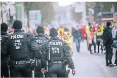  ?? FOTO: ANDREAS BRETZ ?? Die Polizei war mit mehreren Hundertsch­aften am Rosenmonta­g im Einsatz. Der Zug verlief weitgehend friedlich.