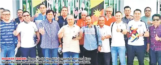  ??  ?? MAJUKAN TAKRAW: Abang Khalid (tiga kiri) bergambar bersama Exco baharu Persatuan Sepak Takraw Bahagian Kuching selepas selesai AGM.