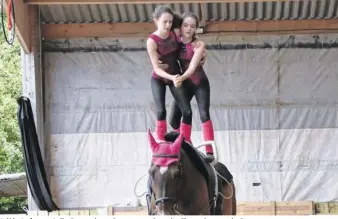  ??  ?? Adèle Lafon et Julie Boessel sur Quantuveu lors du Championna­t de France.