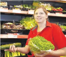  ?? FOTOS: SCHNEID ?? Ramona Frech, Marktleite­rin des Nahkaufs, verkauft in dem Lebensmitt­elladen in Seitingen-Oberflacht auch frisches Obst und Gemüse. Es gibt auch Alltäglich­es.