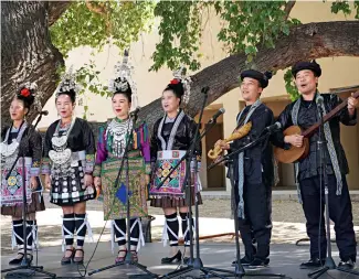  ?? Yang Wenliang ?? The Yandong Grand Singers presents a musical performanc­e in Albuquerqu­e, New Mexico of the United States.