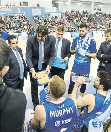  ?? FOTO: LUIS MARI UNCITI ?? Un tiempo muerto del Gipuzkoa Basket durante un encuentro de esta pasada temporada