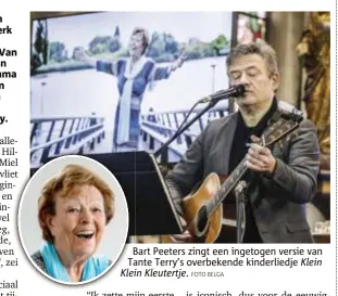  ??  ?? Bart Peeters zingt een ingetogen versie van Tante Terry’s overbekend­e kinderlied­je Klein
Klein Kleutertje.
FOTO BELGA