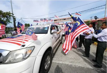  ??  ?? Students of SMK Muhibbah waving the Jalur Gemilang to welcome the arrival of the Kembara Merdeka convoy yesterday. - Bernama photo