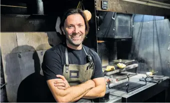  ?? FOTO: FREDRIK PERSSON/TT ?? Niklas Ekstedt lagar mat över öppen eld i olika delar av världen.