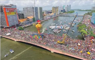  ?? NEY DOUGLAS / EFE ?? Celebració­n. El bloco Galo da Madrugada divirtió a unos dos millones de personas en la ciudad de Recife.