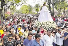  ??  ?? Una multitud participó ayer de la procesión de la sagrada imagen de la Virgen María, en Guarambaré.