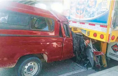  ?? ?? ESCENA. Así quedó el pick-up al impactar con la rastra que estaba estacionad­a en la calzada.