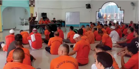  ?? AN photo ?? Muslim inmates congregate at a mosque in the New Bilibid Prison in Metro Manila, the Philippine­s’ largest penitentia­ry, on March 26.