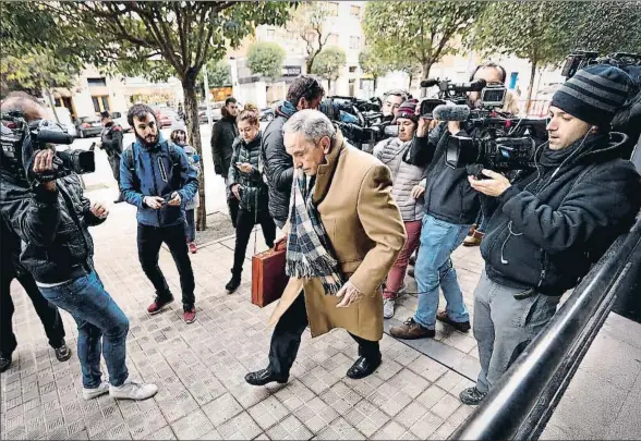  ?? VILLAR LOPEZ / EFE ?? Carlos Bacaicoa, abogado de la joven madrileña, a su llegada al Palacio de Justicia de Navarra durante una sesión del juicio