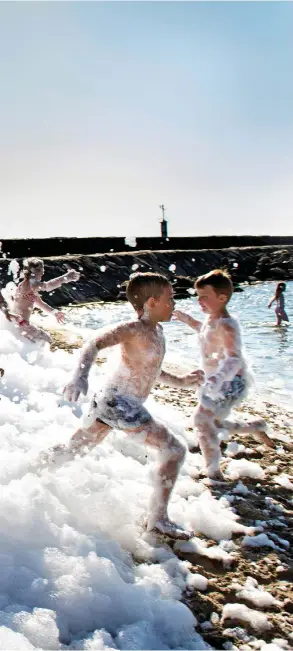  ?? Bild: ALINE LESSNER ?? ut över stranden och barnen springer från bubblorna ner i vattnet.