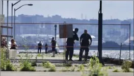  ?? GARY YOKOYAMA, THE HAMILTON SPECTATOR ?? Police wait on shore after a boating accident on Lake Ontario near the Burlington lift bridge.