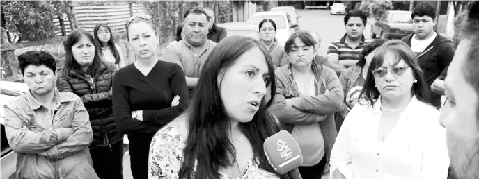  ??  ?? ALICIA OLIVA, en representa­ción de sus vecinos, contó que interpusie­ron una querella por estafa en contra del antiguo y actual dueño del terreno que habitan en Mulchén.