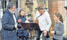  ??  ?? Soeur Myriam avec au chant et à la guitare René Bordanova et Clémence de St Estève