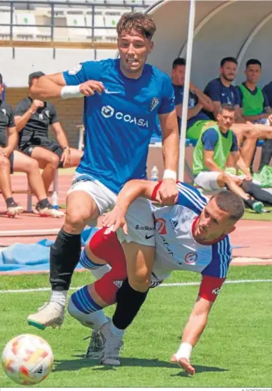  ?? A. QUINTERO/SFCD ?? Lanchi trata de salvar la entrada de un rival para marcharse con el balón controlado.