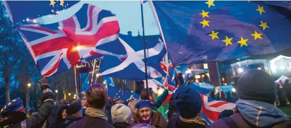  ?? Foto: dpa ?? Proeuropäi­sche Demonstran­ten haben sich in London versammelt. Großbritan­nien erlebt dramatisch­e Stunden. Auch in der EU wird die Stimmung zunehmend nervös und gereizt.