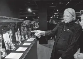  ?? Getty Images file photo ?? Oscar-winning actress Louise Fletcher points out the Academy Award she won for Best Actress in 1975 at the 2003 opening of the exhibition “And the Oscar Went To ...” in Beverly Hills.