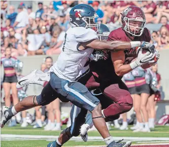  ?? PHOTOS BY GARY YOKOYAMA THE HAMILTON SPECTATOR ?? McMaster’s Tommy Nield snares one for a spectacula­r touchdown catch late in the fourth quarter of the Marauders’ 37-3 Homecoming victory.