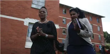  ?? PICTURE: ZANELE ZULU ?? INSPECTION: Former public protector Thuli Madonsela with her media liaison officer, Belinda Moses, on her second visit to Glebelands men’s hostel this week.