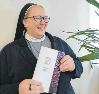  ?? FOTO: ANITA METZLER-MIKUTEIT ?? Franziskan­erin Marie-Pasquale Reuver hat ein Buch geschriebe­n.
