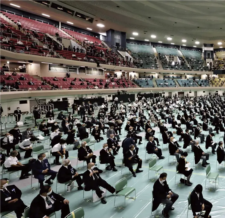  ?? Yomiuri Shimbun photos ?? People attend the National Memorial Ceremony for the War Dead at the Nippon Budokan hall in Chiyoda Ward, Tokyo, on Monday.