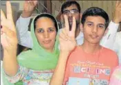  ?? MANOJ DHAKA/HT ?? Topper Yudhvir Singh celebratin­g his feat with his family in Sirsa on Monday.