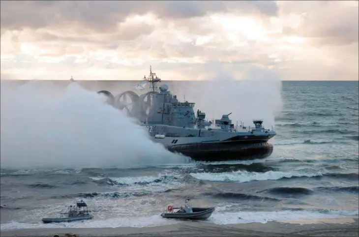  ?? ?? Den russiske Østersøflå­de med hovedkvart­er i Kaliningra­d ventes de kommende år at modtage nye skibe. Her ses en russisk flådeøvels­e i 2013. Foto: Alexei Druzhinin/Ap