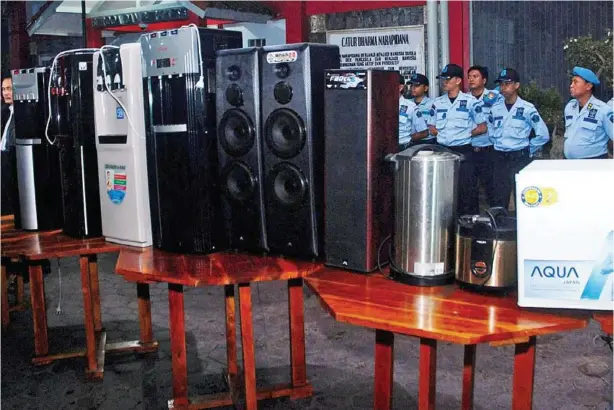  ?? TIMUR MATAHARI ?? Indonesian officials standing next to home appliances used by inmates at the Sukamiskin jail in Bandung.