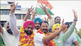  ?? BHARAT BHUSHAN/HT ?? ■ Congress candidates celebrate their win in zila parishad polls in Patiala on Saturday.