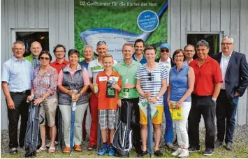  ??  ?? Glückliche Gesichter nach der Siegerehru­ng – die Spieler und Offizielle­n (von links): Franz Jall, Günther Hödl, Luise Klauser, Mario Stets, Elisabeth Cemak, Jörg Sigmund, Stefan Lemmert, Nicolas und Thomas Mödinger, Markus Grimminger, Marc Gratzl, Theo...