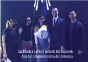  ??  ?? Saya (kedua dari kiri) bersama tim Swarovski Asia dan perwakilan media dari Indonesia.