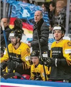 ?? Foto: Ralf Lienert ?? Nach fast zwei Monaten endlich wieder an der Bande: Bundestrai­ner Toni Söderholm genießt sein Debüt in Memmingen.
