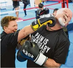  ??  ?? Volltreffe­r! Weltmeiste­rin Tina Schüssler kannte beim Kickboxen keine Gnade mit Sportredak­teur Oliver Reiser.