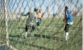  ??  ?? Mientras el Estado Islámico dominó la ciudad, se podía jugar fútbol, pero con tantas restriccio­nes que “no era placentero”.