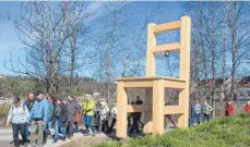  ?? FOTO: SUSI WEBER ?? Einiger der Besucher laufen an einem der drei fast fünf Meter hohen Fichtenhol­zstühle vorbei.