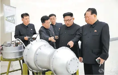  ?? REUTERS ?? La agencia oficial de noticias de Corea del Norte mostró imágenes de Kim Jong-un en el Instituto de Armas Nucleares.