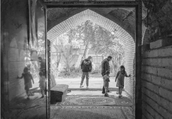  ?? IVOR PRICKETT/THE NEW YORK TIMES ?? Basheer Abdullah and his children Jan. 29 at the shrine to the prophet Joshua in Baghdad. For more than 1,000 years, the sick and faithful have visited a Baghdad tomb said to be that of the Old Testament prophet.