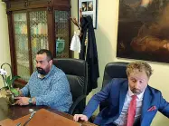  ?? ?? Luca Vanneschi ieri nello studio del suo avvocato Stefano Buricchi A destra insieme a Alessandro Albertoni nell’intercetta­zione negli uffici della questura
Il video fu diffuso dal programma Rai «Chi l’ha visto?»