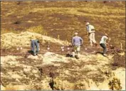  ?? Al Seib Los Angeles Times ?? CITY, COUNTY and private inspectors examine the area where they believe the Saddleridg­e fire began.