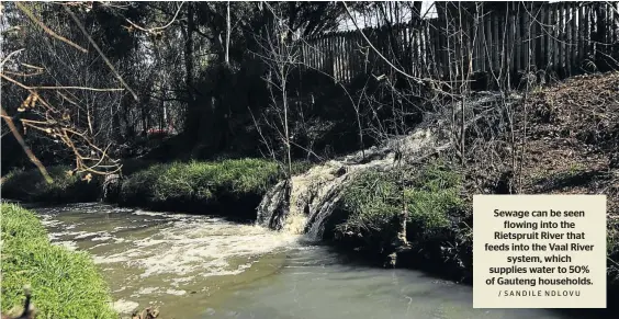  ?? / SANDILE NDLOVU ?? Sewage can be seen flowing into the Rietspruit River that feeds into the Vaal River system, which supplies water to 50% of Gauteng households.