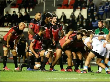  ?? (Photo Frank Muller) ?? Bien que poussés dans leurs retranchem­ents par les Montpellié­rains, les avants lâché samedi à Mayol.
Rouge et Noir n’ont rien