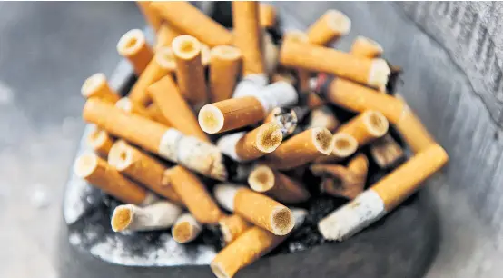  ??  ?? Der Verfassung­sgerichtsh­of muss urteilen, ob Wirte nicht mehr gastfreund­lich sind, wenn Tabakwaren aus Lokalen verbannt werden.