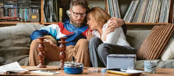  ?? Foto: Studiocana­l ?? Gesucht und gefunden: Präsidents­chaftskand­idatin Charlotte Field (Charlize Theron) und ihr Redenschre­iber Fred Flarsky (Seth Rogen).