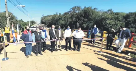  ??  ?? Acto de inauguraci­ón del “Puente de la Amistad” que une Encarnació­n con Cambyretã.