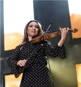  ??  ?? FÖLJESLAGA­RE. Malin-my Wall har spelat fiol under Gessles samtliga konserter i sommar.