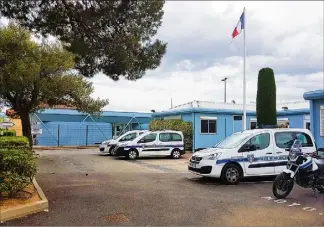  ?? (Photo P. PA.) ?? Les vestiaires de la police municipale (au fond) seront bientôt loués à la CCI et l’UPV.