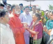  ?? PTI ?? ▪ Union minister KJ Alphons consoles victims during a visit to the coastal areas of Thiruvanan­thapuram on Sunday.