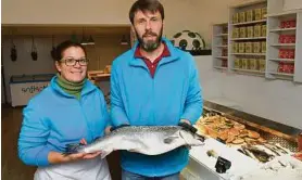  ??  ?? Frischen Fisch gibt’s ab sofort bei Petra und Günther Pichler GERY WOLF