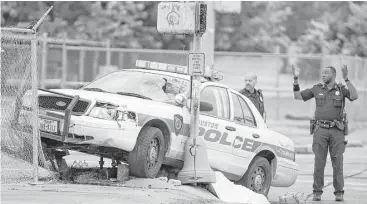  ?? Cody Duty photos / Houston Chronicle ?? The fatal accident involving a police cruiser and a bicyclist occurred about 4 a.m., officers said.