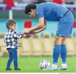  ?? JOSE SENA GOULAO / EFE ?? Bono le coloca los guantes a su hijo tras su clasificac­ión a semifinale­s.